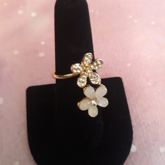 Dainty Daisy Ring  - Adjustable - ⭐⭐⭐⭐⭐ - Picture 9 of 12